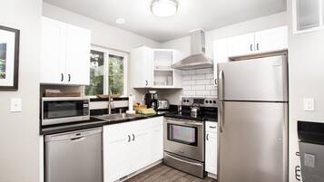 Apartment, Berbilang Katil, Hot Tub, Mountain View | Dapur peribadi | Peti sejuk, ketuhar gelombang mikro, dapur, mesin basuh pinggan mangkuk