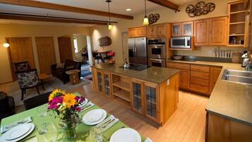 Apartment, Multiple Beds, Hot Tub, Mountain View | Private kitchen | Fridge, microwave, stovetop, dishwasher
