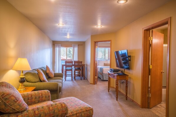 شقة - سرير كبير مع أريكة سرير - بشرفة - منظر للجبل | غرفة المعيشة | تلفزيون، مدفأة