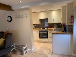 Fridge, microwave, oven, stovetop - The Acorn - Award Winning Barn Conversion In Hope Village Near To Castleton (Hope)