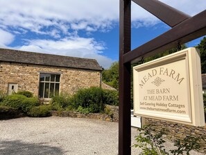 Exterior detail - The Acorn - Award Winning Barn Conversion In Hope Village Near To Castleton (Hope)