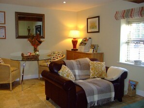 Smart TV, DVD player, books, stereo - The Acorn - Award Winning Barn Conversion In Hope Village Near To Castleton (Hope)