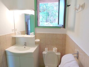 Een douche, handdoeken