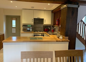 Fridge, microwave, oven, stovetop - The Oaks - Award Winning Barn Conversion In Hope Village Near To Castleton (Hope)