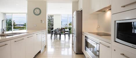 Frigorífico, microondas, horno y placa de cocina