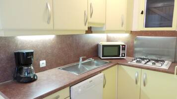 Réfrigérateur, micro-ondes, plaque de cuisson, lave-vaisselle