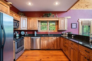 Fridge, microwave, oven, stovetop - River Gem on the river with a private location (Hiawassee)
