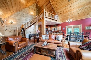 TV, fireplace, books - River Gem on the river with a private location (Hiawassee)