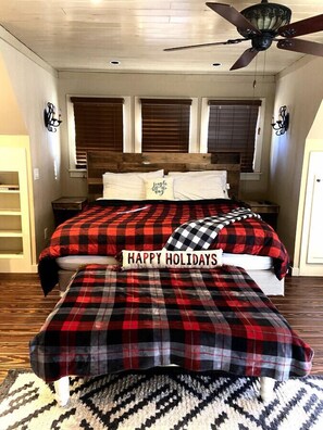 3 bedrooms, desk, iron/ironing board, free WiFi - Farmhouse in a Peaceful Paradise with Huge Hot tub (Gainesville)