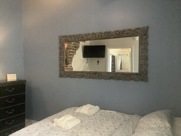 1 bedroom, free WiFi, bed sheets - Walk Everywhere! (Charleston)