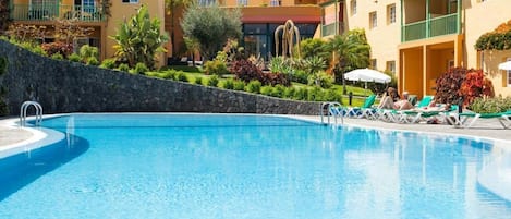 Una piscina al aire libre