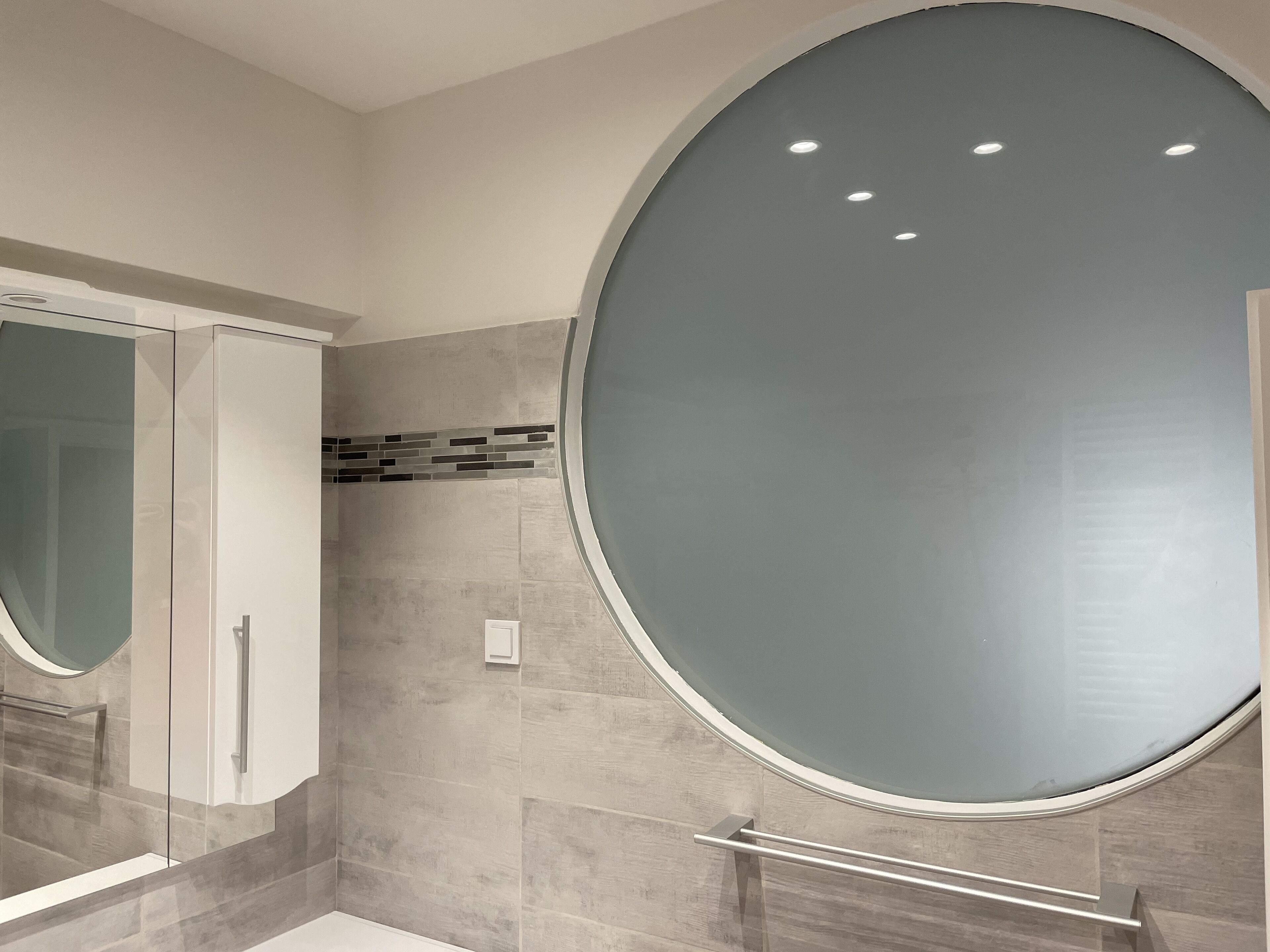 Premier appartement | Badkamer | Een douche, een regendouche, designer toiletartikelen, een haardroger