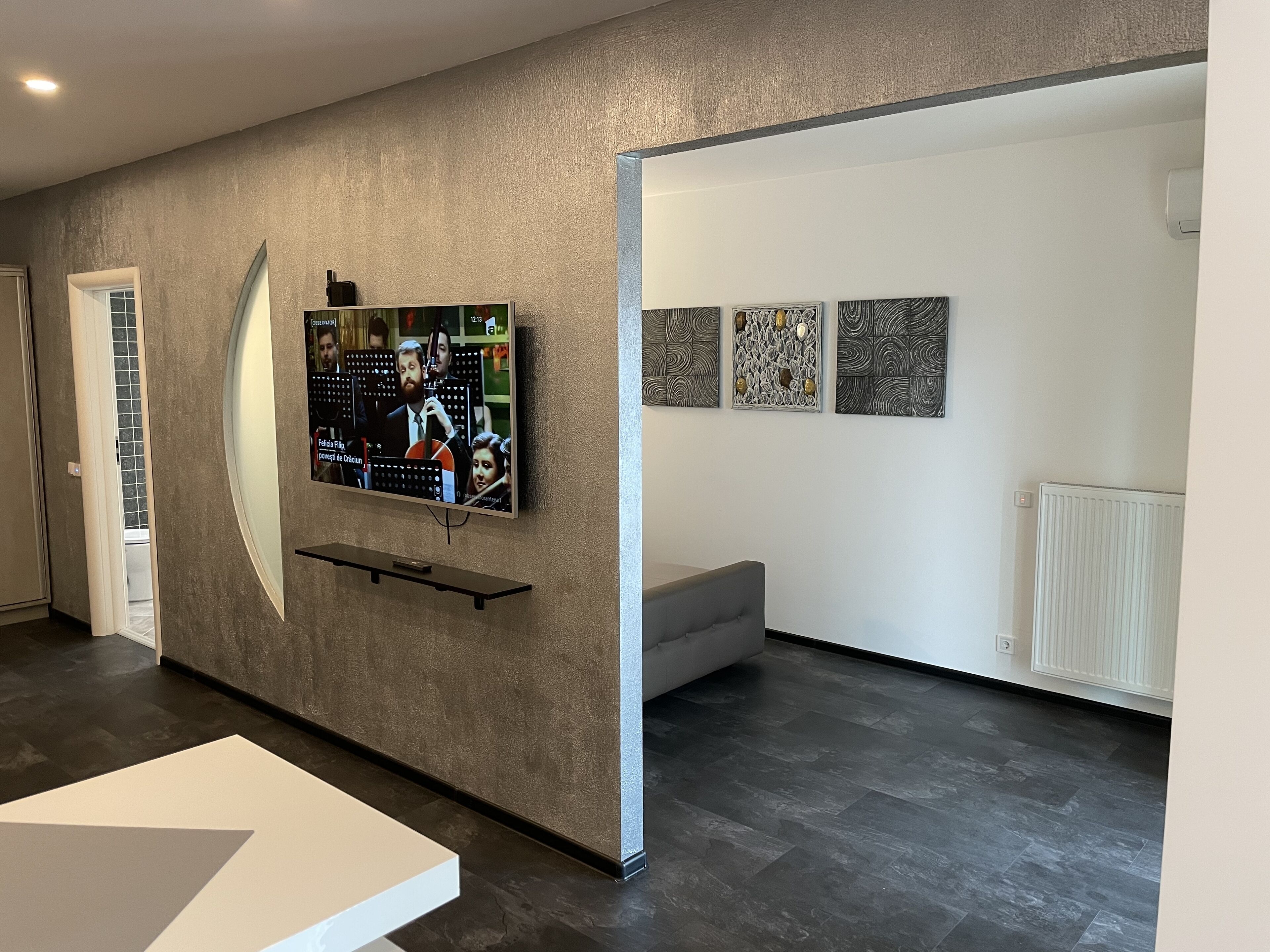 พรีเมียร์อพาร์ทเมนท์ | บริเวณนั่งเล่น | ทีวีจอแอลอีดี 55 นิ้ว พร้อมช่องเคเบิล, ทีวี, Netflix