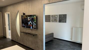 Leilighet – premier | Oppholdsområde | En 55-tommers LED-TV med kabel-kanaler samt TV og Netflix