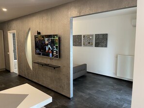 尊貴公寓 | 客廳 | 55 吋LED 電視連有線電視頻道、電視、Netflix