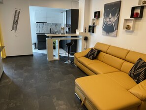 Premier-lejlighed | Opholdsområde | 55-tommers LED-tv med kabelkanaler, tv, Netflix