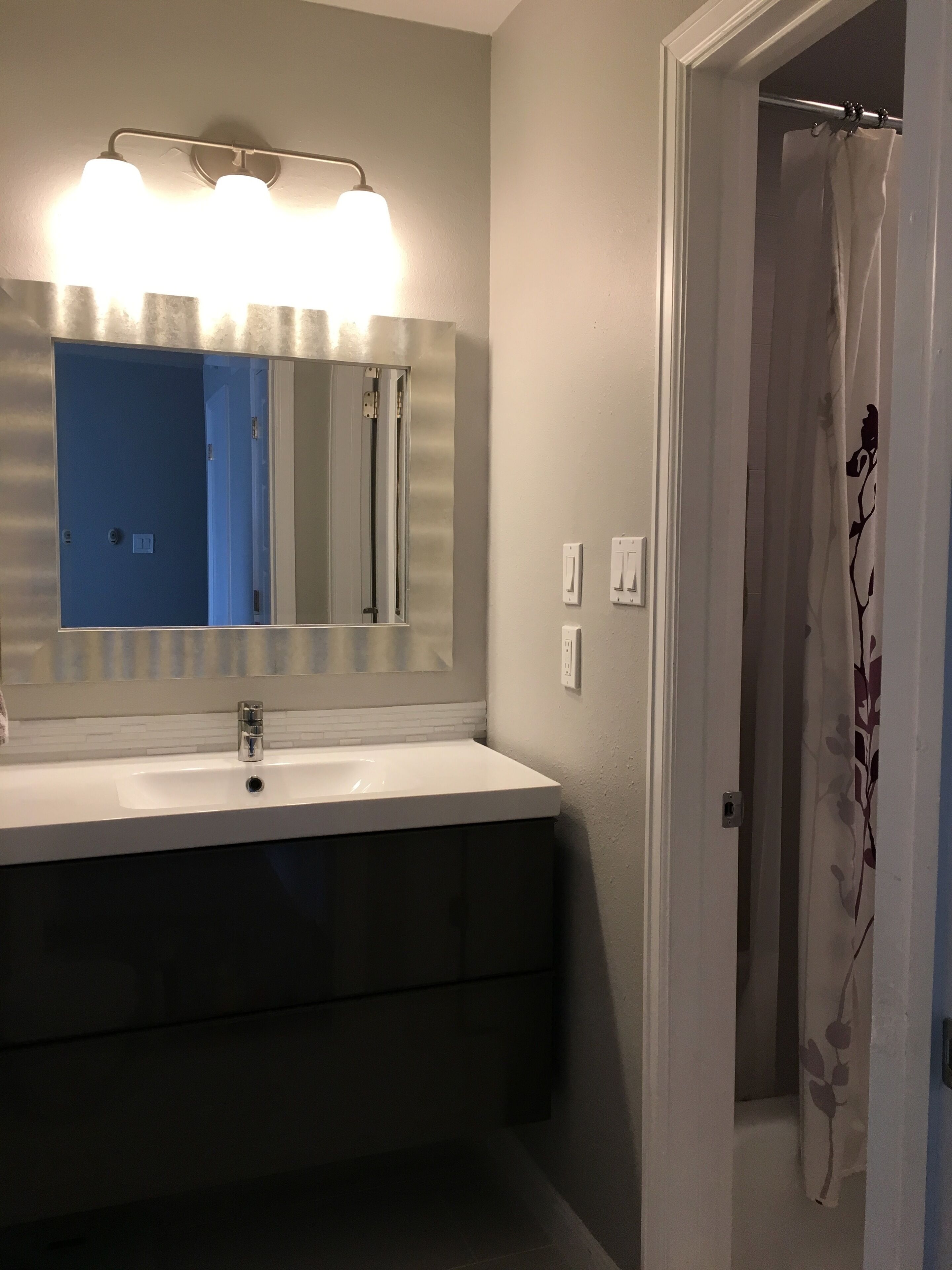 Combined shower/bathtub, hair dryer, towels, soap