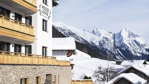 Rakennuksessa on kyltti, jossa lukee ”Moose Lodge”, ja taustalla näkyy lumihuippuisia vuoria.
