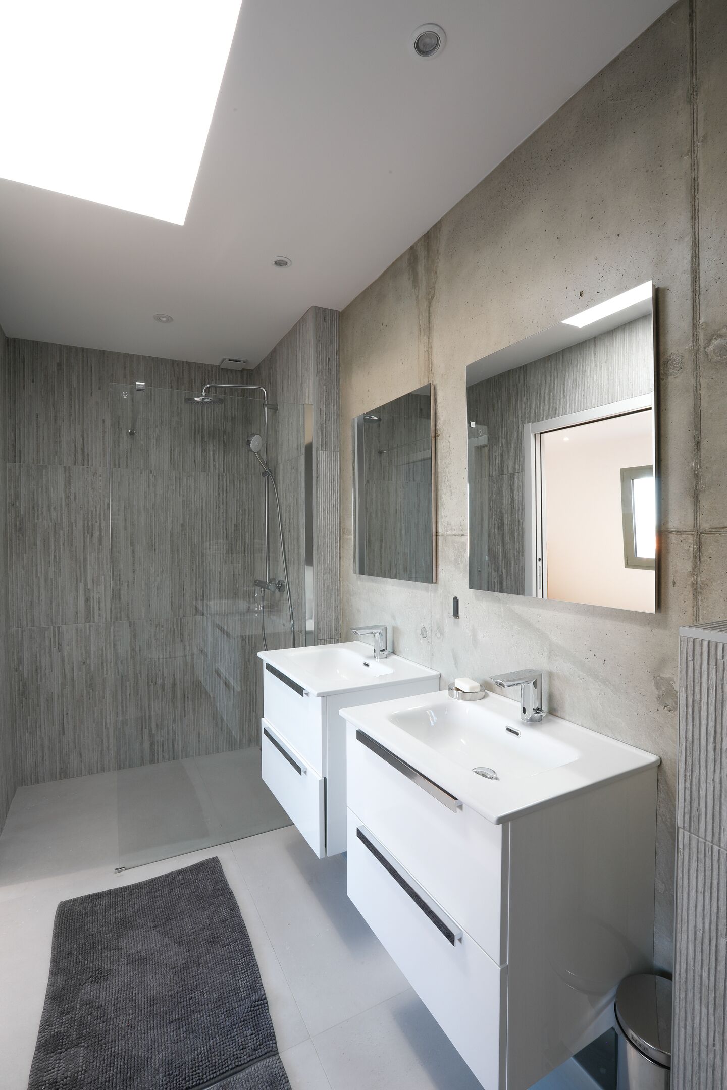 Douche, sèche-cheveux, serviettes fournies, papier toilette