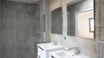 Douche, sèche-cheveux, serviettes fournies, papier toilette