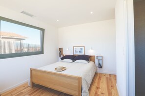 4 bedrooms, desk, travel cot, free WiFi