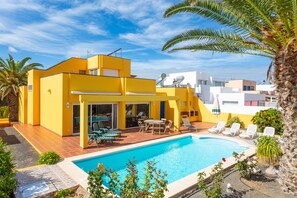Outdoor pool, a heated pool - VILLA MARIPOSA INCREDIBLE VIEWS NEXT TO THE SEA. (Corralejo)