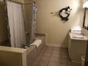 Combined shower/tub, jetted tub, hair dryer, towels