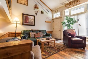 Studio, 1 Bedroom | Living room