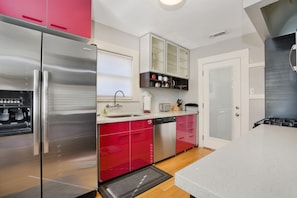 Frigorifero, microonde, forno, piano cottura