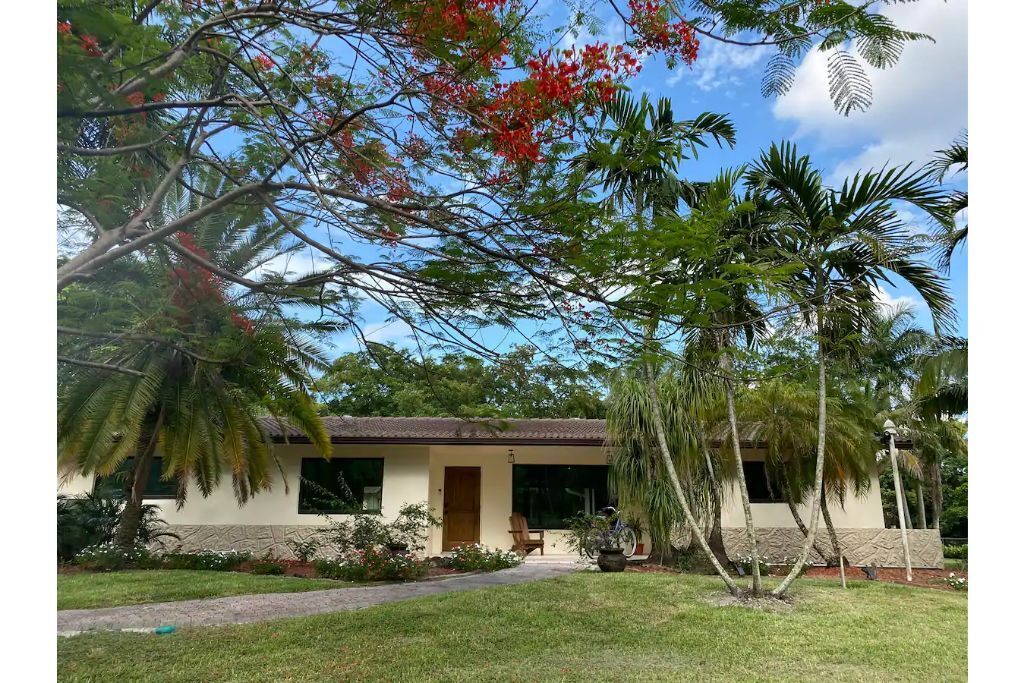 Ranch life in the City - Heated Pool - Water views -1 acre