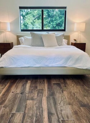 3 bedrooms, desk, iron/ironing board, travel cot - Ranch life in the City - Heated Pool - Water views -1 acre (Southwest Ranches)