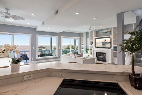 Oceanfront Retreat -Steps from Kemah Boardwalk!  Last Minute Deals 832 628 7869!