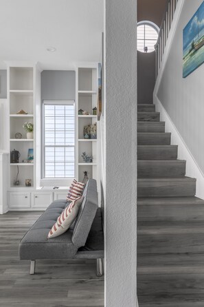 Smart TV, chimenea, futbolito y tenis de mesa