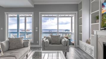 Smart-TV, Kamin, Tischtennisplatte, Bücher