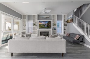 Smart TV, chimenea, mesa de ping pong, libros
