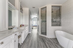 Bañera con ducha, secador de pelo, toallas, jabón