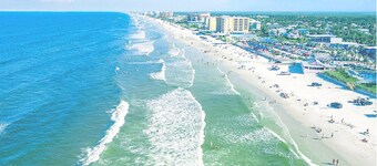 New Smyrna Beach Townhouse/flagler Ave/beach/walk Everywhere and Pet Friendly!