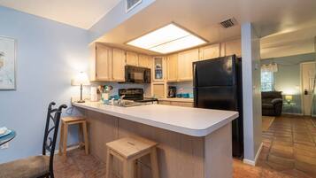 Condo (New Listing Townhouse Paradise -Steps) | Exterior