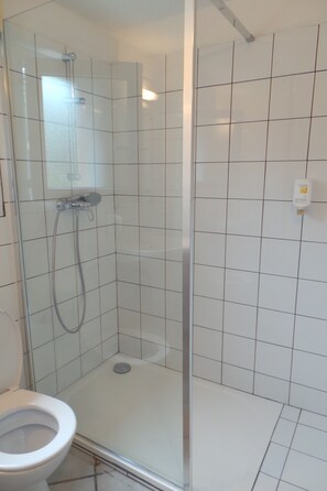 Douche, séchoir à cheveux, serviettes fournies