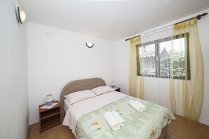 5 bedrooms, iron/ironing board, WiFi, bed sheets