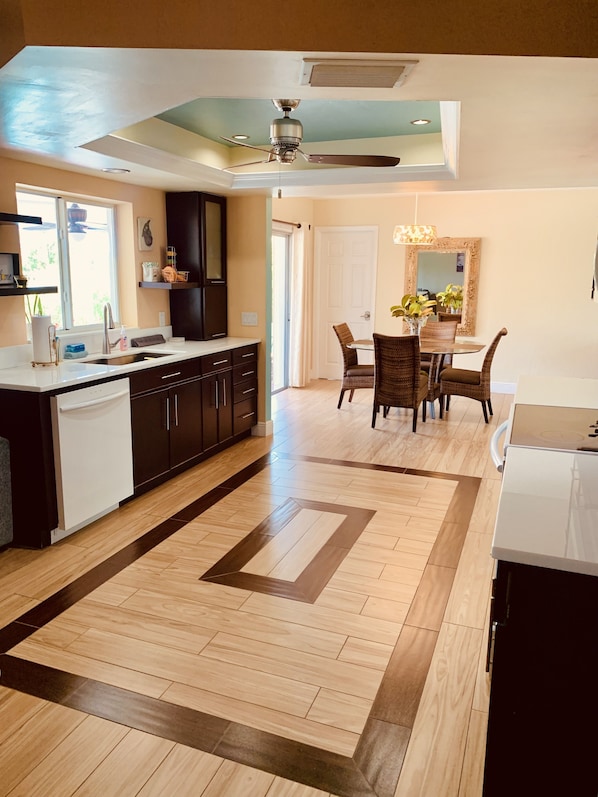 Kühlschrank, Mikrowelle, Ofen, Herdplatte