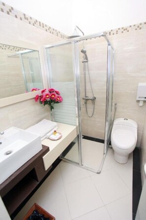 Chuveiro, produtos de toalete grátis, chinelos 