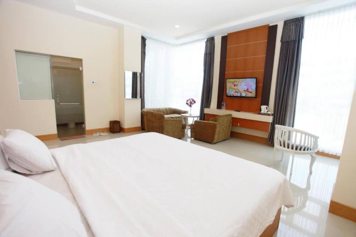 Tabla de planchar con plancha y ropa de cama