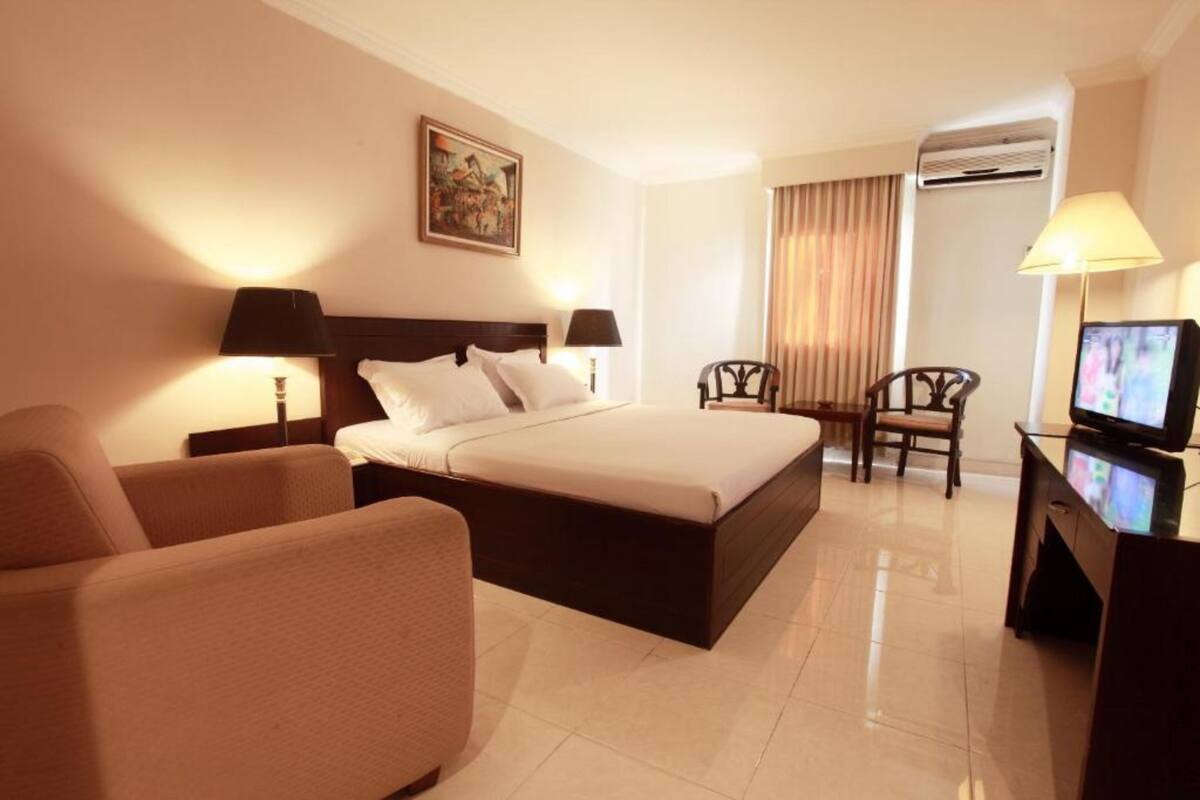 Habitación Deluxe | Tabla de planchar con plancha y ropa de cama