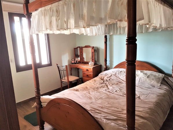 2 bedrooms, iron/ironing board, WiFi, bed sheets
