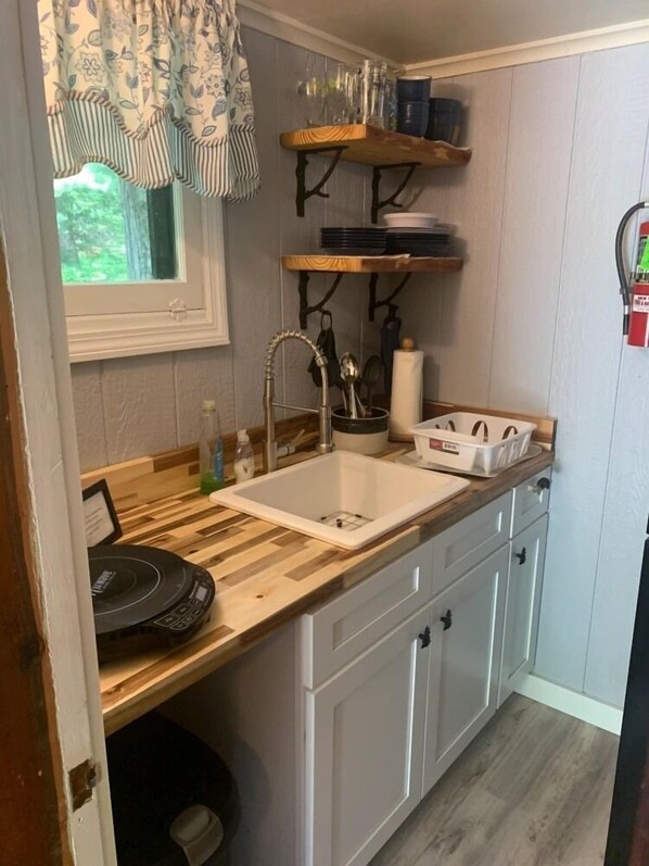 Kühlschrank, Mikrowelle, Wasserkocher mit Kaffee-/Teezubehör, Toaster