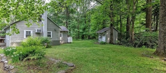 Camelback cottage - On One Acre and Pet Friendly