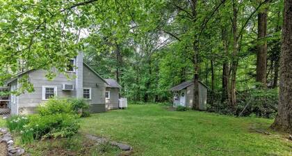 Camelback cottage - On One Acre and Pet Friendly