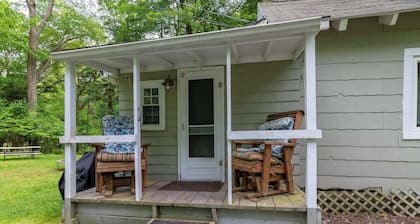Camelback cottage - On One Acre and Pet Friendly