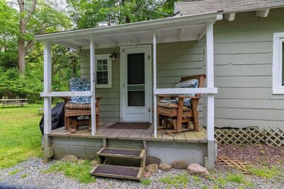 Camelback cottage - On One Acre and Pet Friendly